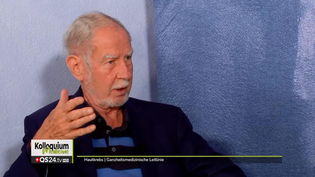 Hautkrebs | Ganzheitsmedizinische Leitlinie 4 Dr. med. Kurt Müller spricht mit ausgestreckter Hand in Nahaufnahme