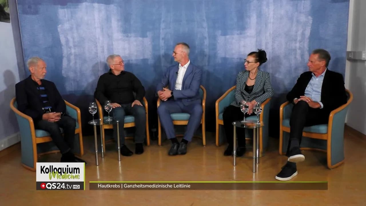 Hautkrebs | Ganzheitsmedizinische Leitlinie 1 Vier Experten sitzen in einer Gesprächsrunde vor blauem Hintergrund