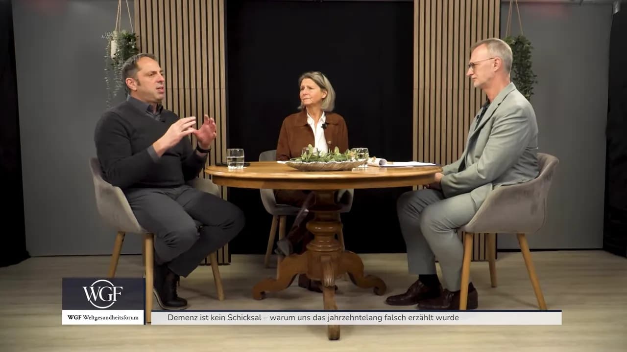 Demenz ist kein Schicksal – warum uns das jahrzehntelang falsch erzählt wurde 2 Die drei Gesprächspartner sitzen am runden Tisch im Studio