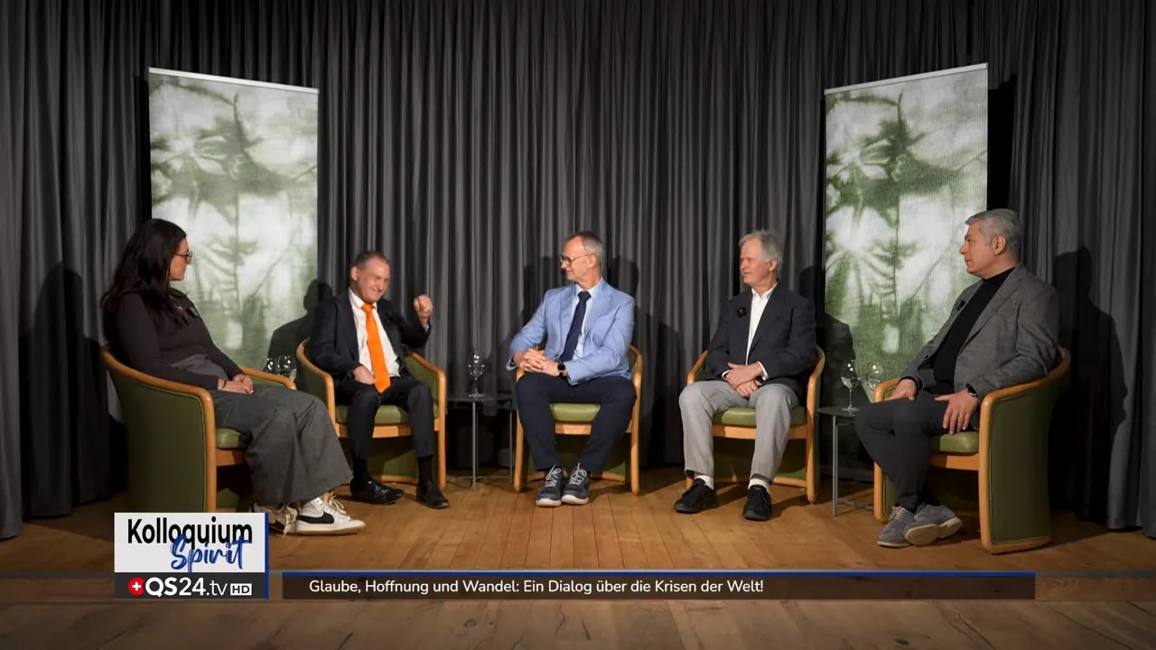 Glaube, Hoffnung und Wandel: Ein Dialog über die Krisen der Welt! 8 Talkrunde „Glaube, Hoffnung und Wandel“ im Studio mit vier Teilnehmenden und Alexander Glogg auf Sesseln