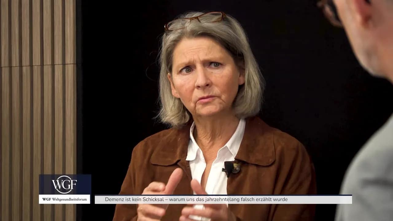Demenz ist kein Schicksal – warum uns das jahrzehntelang falsch erzählt wurde 3 Dr. Petra Wiechel erklärt mit den Händen einen Zusammenhang