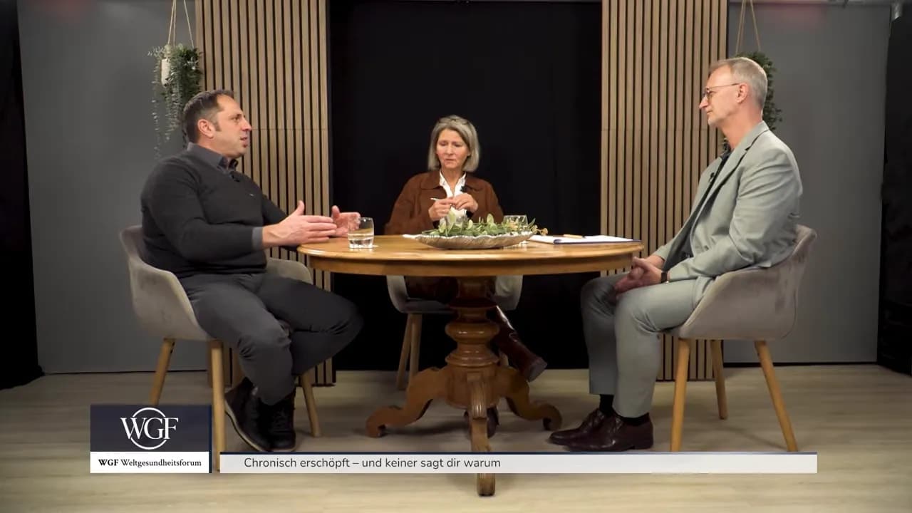 Chronisch erschöpft – und keiner sagt dir warum 7 Alexander Glogg gestikuliert mit beiden Händen im Studio