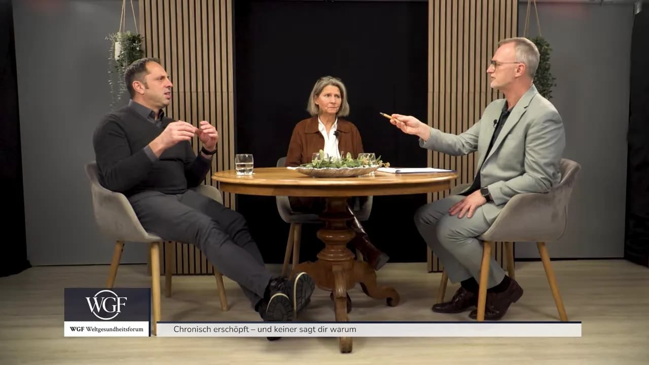 Chronisch erschöpft – und keiner sagt dir warum 2 Alle drei Gesprächsteilnehmer sitzen am runden Tisch im Studio