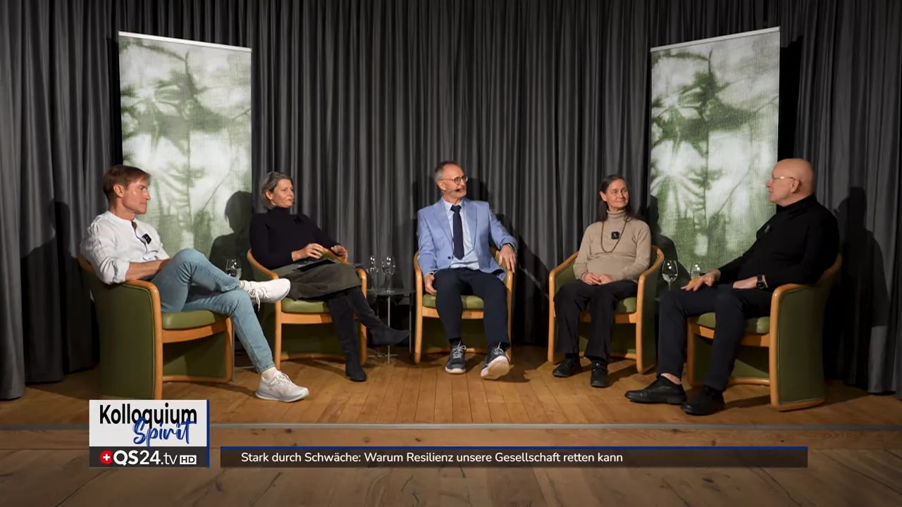 Stark durch Schwäche: Warum Resilienz unsere Gesellschaft retten kann 11 Gesamtrunde im Studio mit fünf sitzenden Personen auf Sesseln
