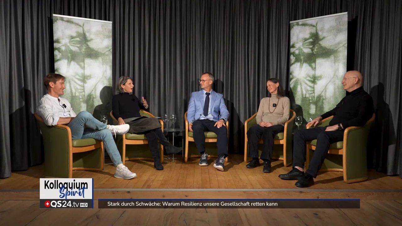 Stark durch Schwäche: Warum Resilienz unsere Gesellschaft retten kann 10 Moderator spricht mit konzentrierter Gestik vor dunklem Vorhang