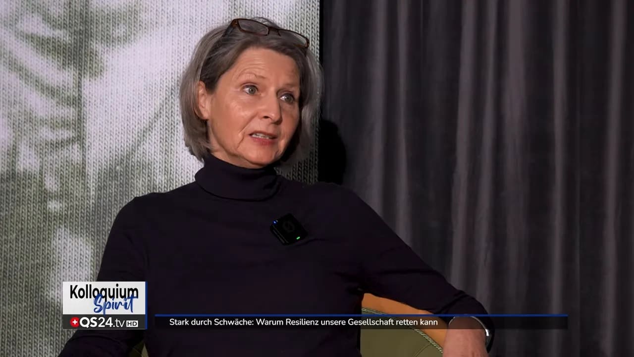 Stark durch Schwäche: Warum Resilienz unsere Gesellschaft retten kann 7 Dr. Petra Wiechel sitzt leicht zurückgelehnt und spricht nachdenklich