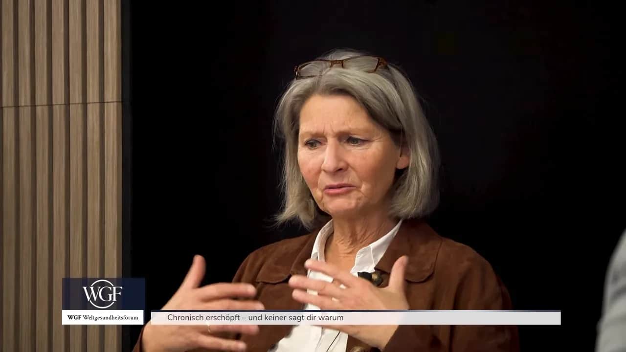Chronisch erschöpft – und keiner sagt dir warum 5 Dr. Petra Wiechel spricht konzentriert im Studio