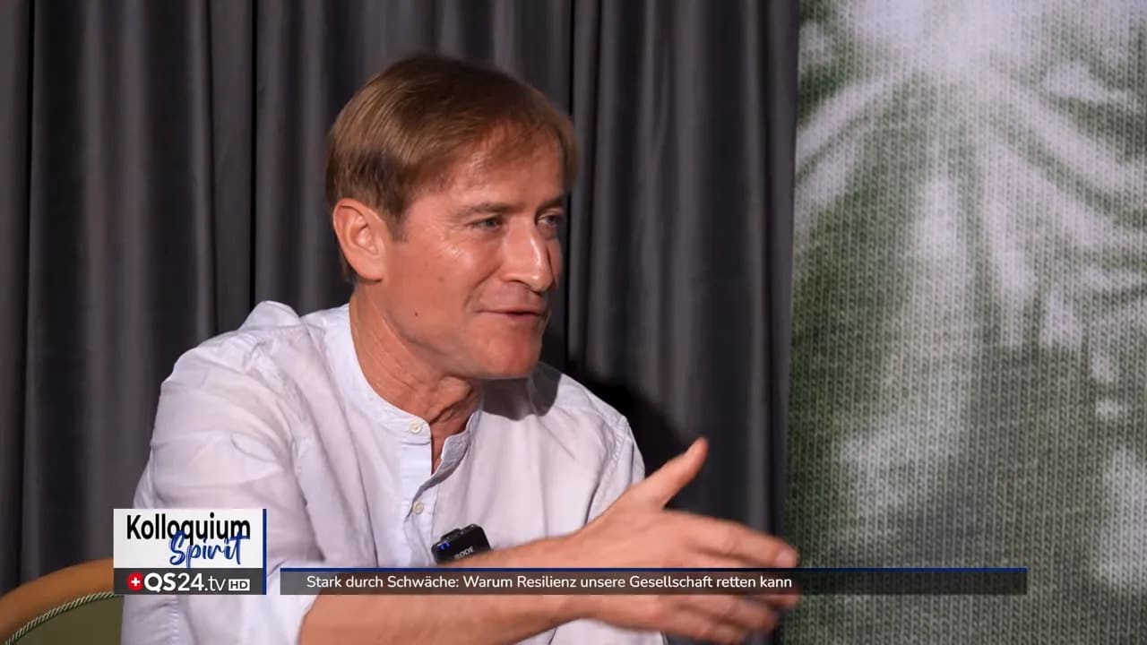 Stark durch Schwäche: Warum Resilienz unsere Gesellschaft retten kann 4 Dr. Thomas Döll im weißen Hemd mit eingeblendeter Namensleiste spricht lebhaft