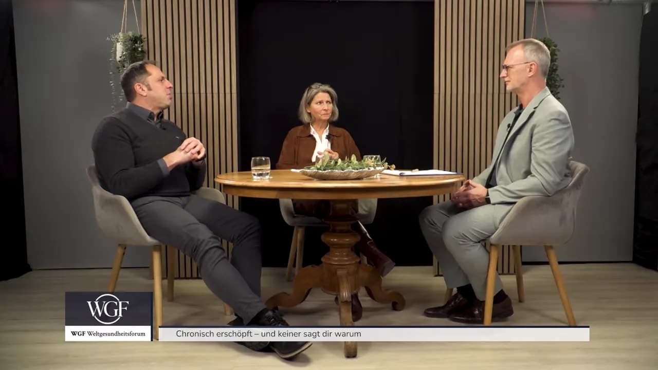 Chronisch erschöpft – und keiner sagt dir warum 4 Dr. Petra Wiechel spricht mit erhobenen Händen im Studio