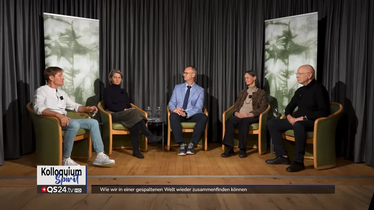 Wie wir in einer gespaltenen Welt wieder zusammenfinden können 1 Gesprächsrunde mit fünf Personen in Sesseln im Studio