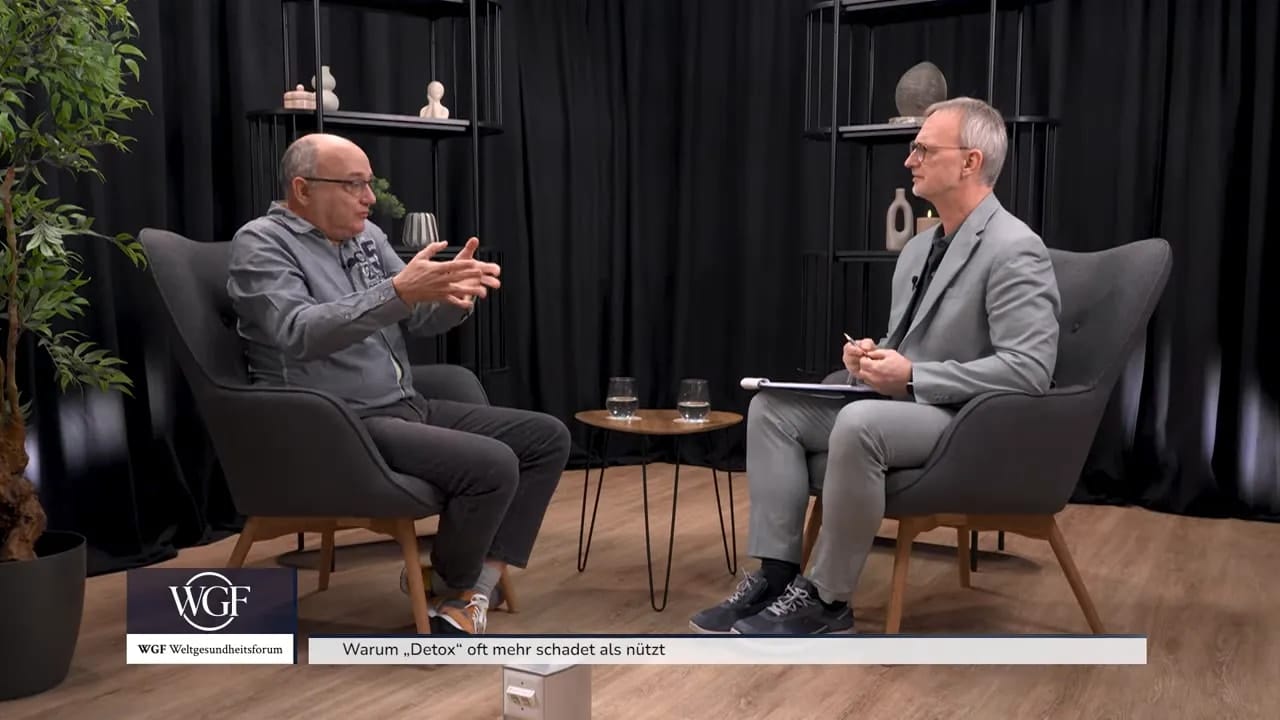 Dr. Simon Feldhaus und Alexander Glogg im Gespräch in Sesseln