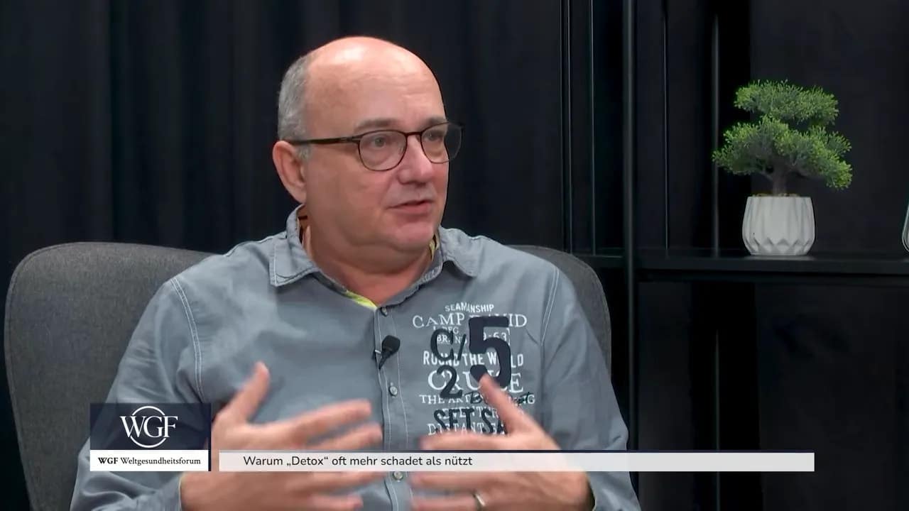 Dr. Simon Feldhaus spricht im Studiosessel über Lebensmittel und Umweltbelastungen
