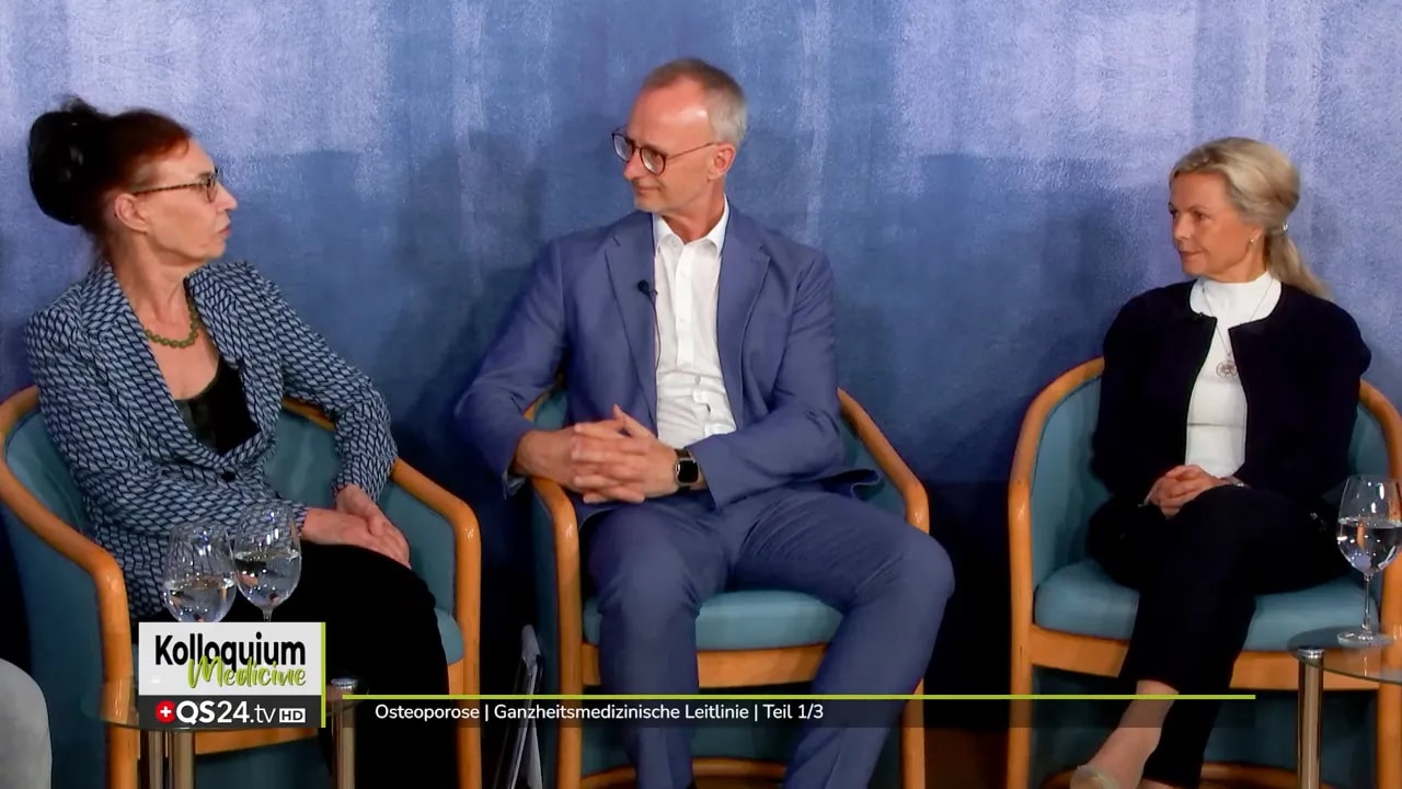 Dr. Claudia Windschüttel erklärt mit erhobenen Händen einen Zusammenhang