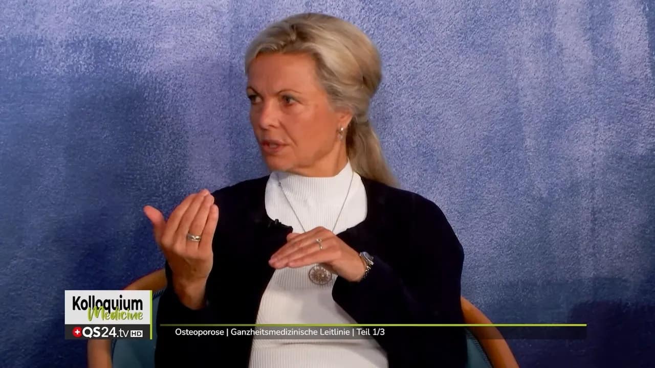 Dr. Claudia Windschüttel spricht in einem Sessel vor blauem Hintergrund