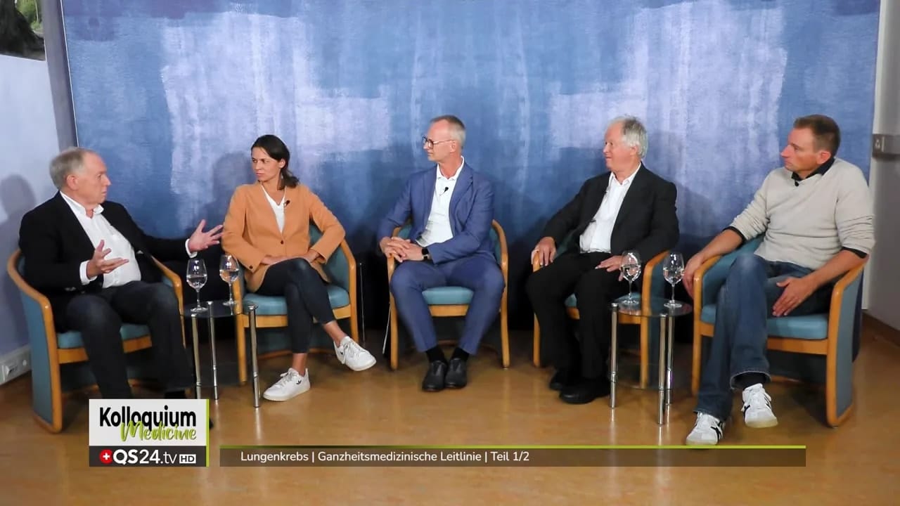 Lungenkrebs | Ganzheitsmedizinische Leitlinie | Teil 1/2 1 Ärztin im Gespräch vor blauem Studiobackground