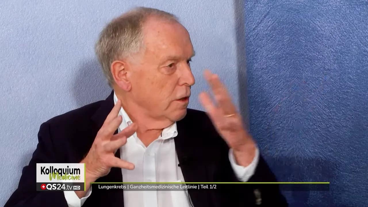 Lungenkrebs | Ganzheitsmedizinische Leitlinie | Teil 1/2 2 Ärztin im Gespräch vor blauem Studiobackground