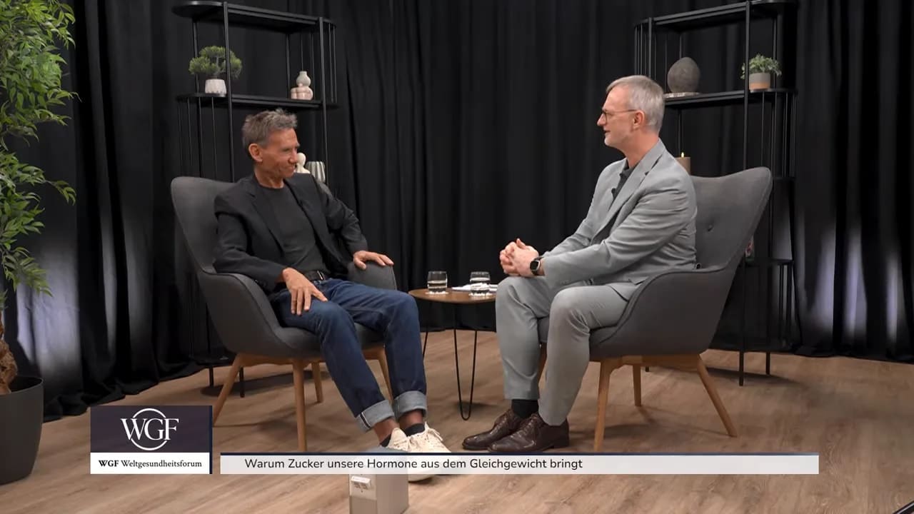 Dr. Kurt Mosetter gestikuliert mit beiden Händen vor dem Oberkörper