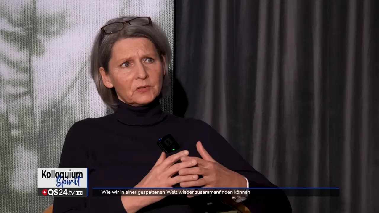 Wie wir in einer gespaltenen Welt wieder zusammenfinden können 2 Dr. Petra Wiechel spricht mit erhobenen Händen im Studio