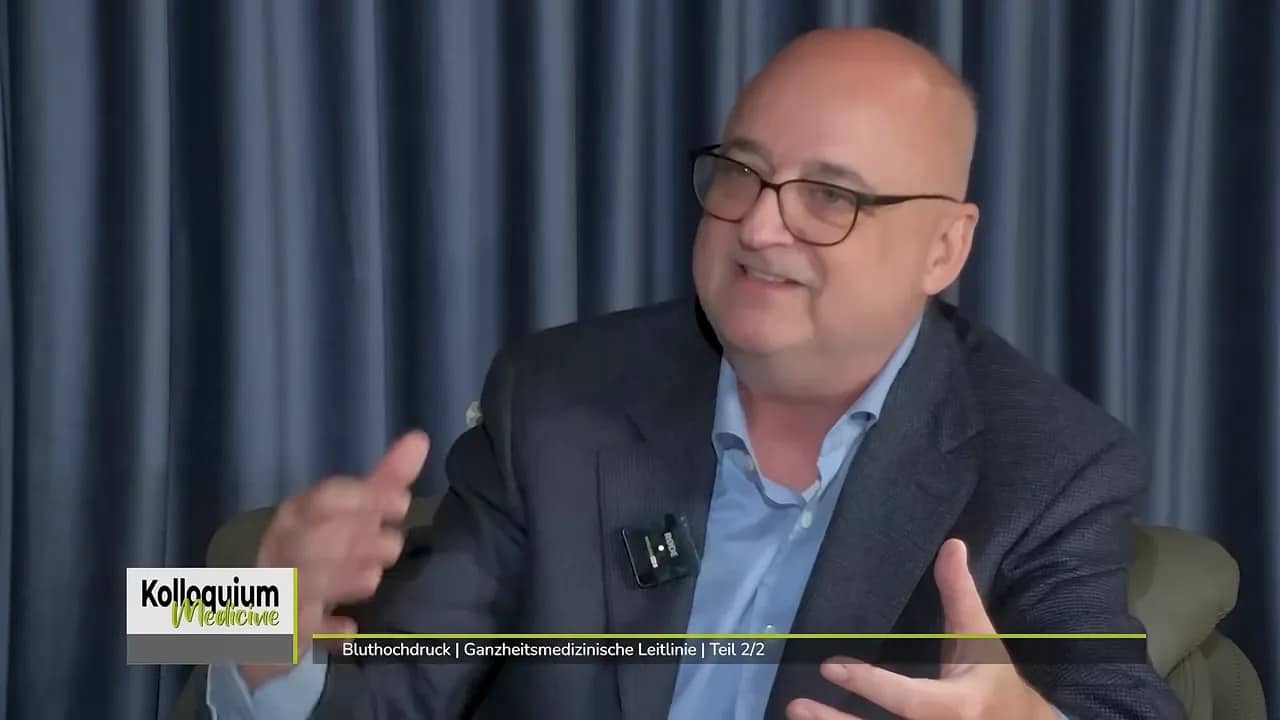 Bluthochdruck | Ganzheitsmedizinische Leitlinie | Teil 2/2 2 Prof. Ralf Rössler spricht mit erhobener Hand in der Gesprächsrunde