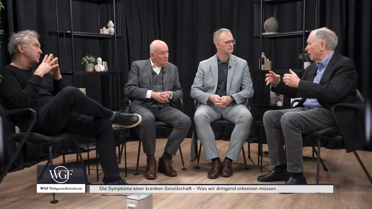 Die Symptome einer kranken Gesellschaft – Was wir dringend erkennen müssen 1 Vier Gesprächsteilnehmer sitzen in Sesseln im Studio