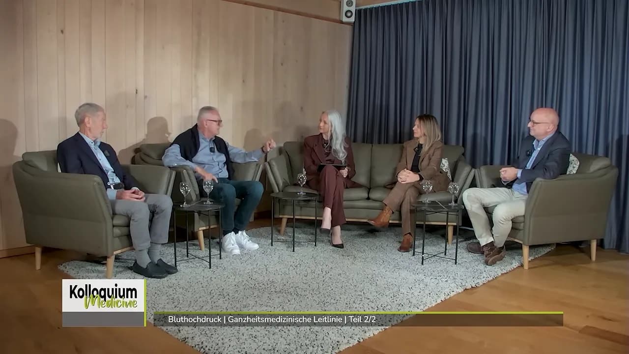 Bluthochdruck | Ganzheitsmedizinische Leitlinie | Teil 2/2 1 Dr. Simone Fritschi spricht in der Gesprächsrunde vor dunkelblauem Vorhang