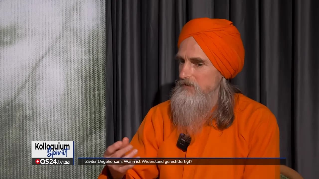 Ziviler Ungehorsam: Wann ist Widerstand gerechtfertigt? 2 Avadhuta Madhuvidyananda in orangefarbener Kleidung spricht am Mikrofon